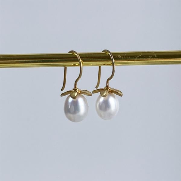 Elegante og enkle øreringe med perle i forgyldt fra SAN - Links of joy