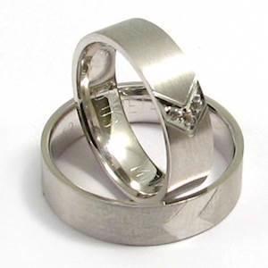 Vielsesringe med sandbl�st overflade og 0,03 ct brillant fra Houmann.dk
