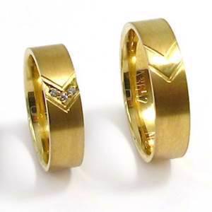Guld vielsesringe med sandbl�st overflade og 0,03 ct brillant fra Houmann.dk