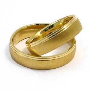 Guld Vielsesringe med finriflet overflade og blank kant fra Houmann.dk