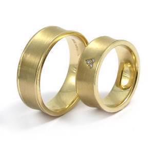 Brede 14 karat Vielsesringe med 3 x 0,01 ct i hjerte fatning