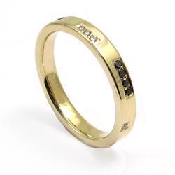 14 karat Alliancering med 18 stk 0,01 ct diamanter i hvide og sorte