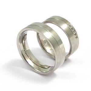 Vielsesringe med to overflader og 0,05 ct brillant fra Houmann.dk