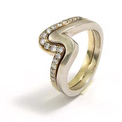 14 kt tofarvet ring m/ 18 brillanter