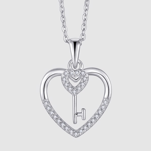 Smukt sølv hjerte vedhæng med nøgle og glitrende sten fra Støvring Design