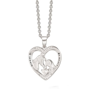 Smukt hjerte vedhæng med pige og hest, samt gravering "Always in my Heart" og fine glitrende sten.