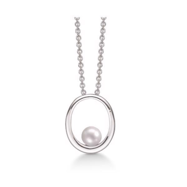 Støvring Design\'s Smukke ovale sølv vedhæng med elegant ferskvandsperle i. Leveres med 42 + 3 cm kæde
