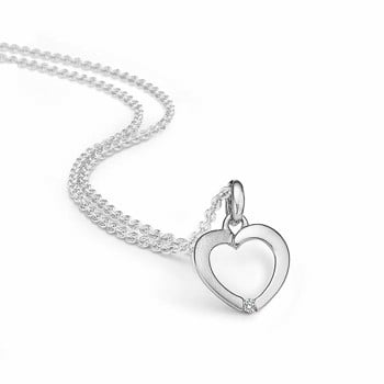 Sølv halskæde rhodineret hjerte af tråd blank/mat med diamant i spidsen. Diamant ialt 0,015 ct. w/p1. Kæden er længde 42-45 cm. fra Støvring Design
