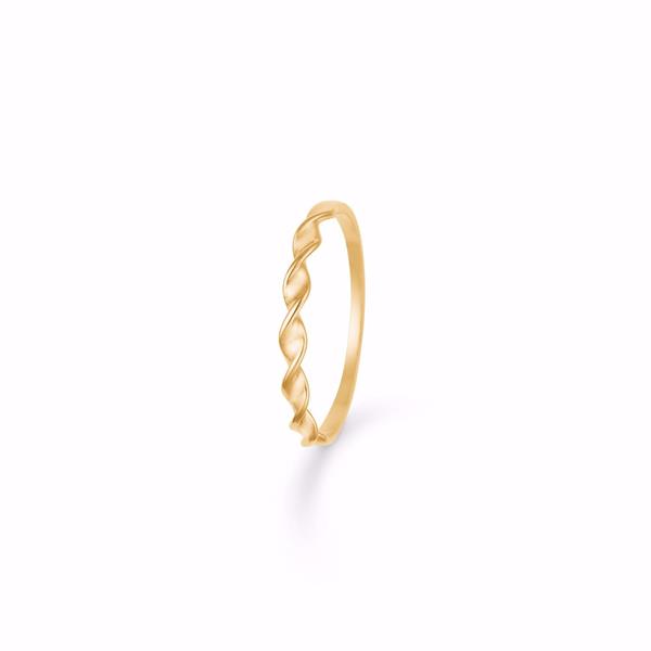 Slank guldring i snoet design, 8 kt. Elegant og minimalistisk stil, der ikke dominerer fingeren.