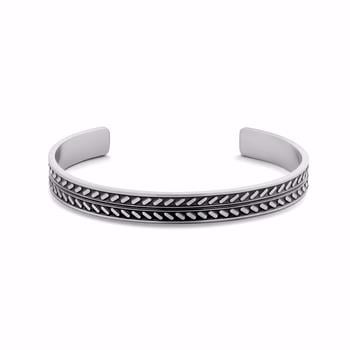 Metalarmbånd med åbent, justerbart design, mønstret overflade og glatte, polerede kanter.