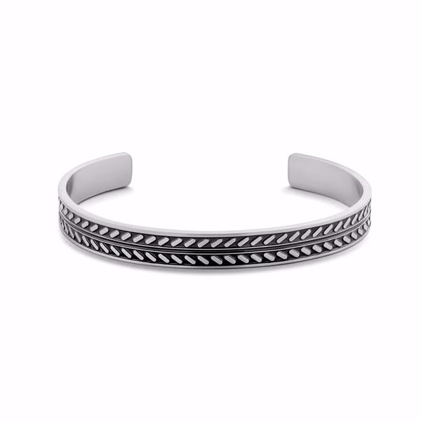 Metalarmbånd med åbent, justerbart design, mønstret overflade og glatte, polerede kanter.