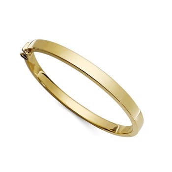 Smuk enkel og elegant armring i 18 karat guld. Ringen kan åbnes og har firkantet profil fra Svedbom