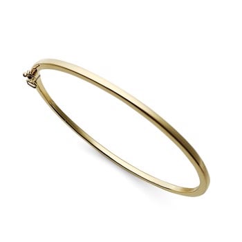 Smuk, smal og enkel armring i 18 karat guld. Ringen kan åbnes og har firkantet profil. fra Svedbom