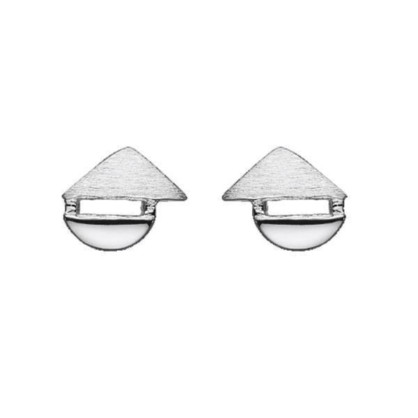 Støvring Design\'s smarte sølv ørestikker, blank halv cirkel og matteret trekant