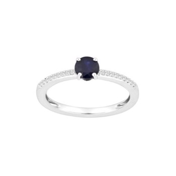 Siersbøl's Elegant ring i 14 karat hvidguld med stor blå safir og masser af små 0,07 kt W SI1 diamanter på ringskinnen.   