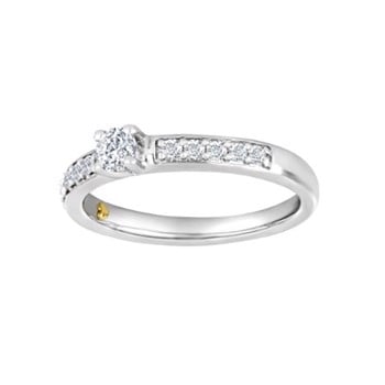 Siersbøl's Smuk alliance ring i 14 kt hvidguld med flot diamant i 4 grab fatning og med 10 glitrende diamanter ned ad ringskinnen, samt lille guldhjerte inde i ringen.