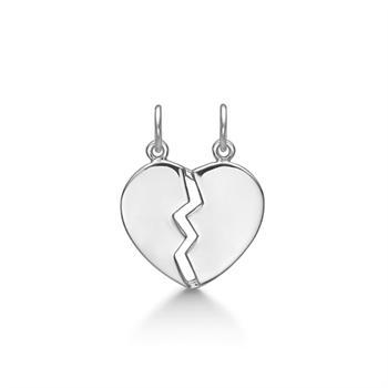 Støvring Design's Smukt knæk-hjerte vedhæng, med 2 øskner så hjertet kan deles med den man holder af