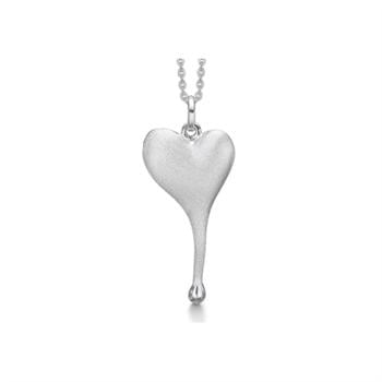 Støvring Design's halskæde med aflangt hjertevedhæng i sølv