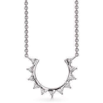 Støvring Design's elegant halskæde med vedhæng i halvcirkel, pyntet med Zirkonia krystaller 