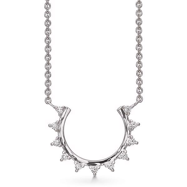 Støvring Design\'s elegant halskæde med vedhæng i halvcirkel, pyntet med Zirkonia krystaller