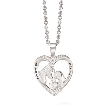 Smukt hjerte vedhæng med pige og hest, samt gravering "Always in my Heart" og fine glitrende sten. Leveres med 42-45 cm sølv kæde fra Støvring Design