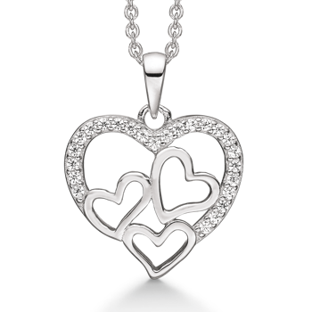 Støvring Design's Smukt hjertevedhæng, stort hjerte med glitrende zirkonia og tre små hjerter inden i. Måler 18 x 17 mm, leveres med 42 + 3 cm kæde