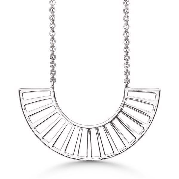 Støvring Design\'s halskæde i sølv med et halvcirkel vedhæng
