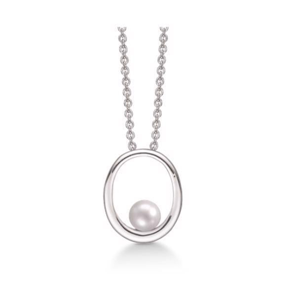Støvring Design\'s Smukke ovale sølv vedhæng med elegant ferskvandsperle i. Leveres med 42 + 3 cm kæde