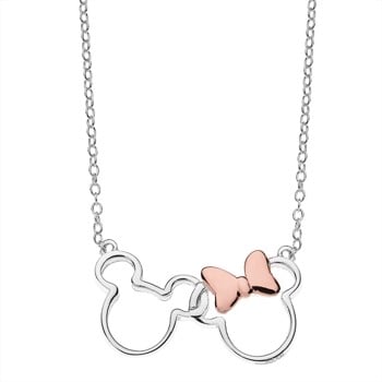 Smuk collier med Minnie og Mickey Mouse i silhuet. Kæde og vedhænget i steling sølv, dog er Minnies sløjfe rosaforgyldt. Kæden kan justeres fra 35-40 cm