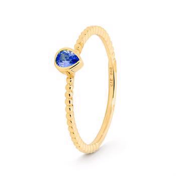 Elegant rillet ring i 9 karat guld med smuk dråbeformet blå zirkonia fra Bee Jewelry