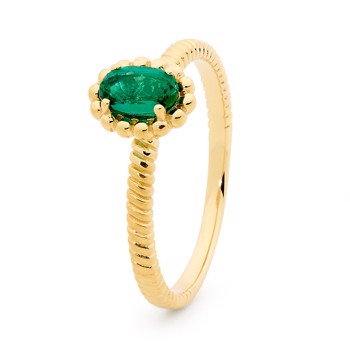 Elegant rilet ring i 9 kt guld med smuk grøn smaragd i flot fatning. Stenen måler 6 x 4 mm fra Bee Jewellery