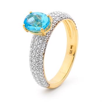 Overdådig smuk og elegant ring i 9 kt guld med 16 glitrende diamanter og med oval 6x8 mm klar blå topas fra Bee Jewelry