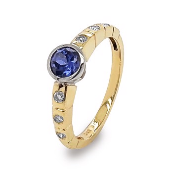 Fingerring i 9 kt guld med dyb blå safir og hvide diamanter fra Bee Jewelry