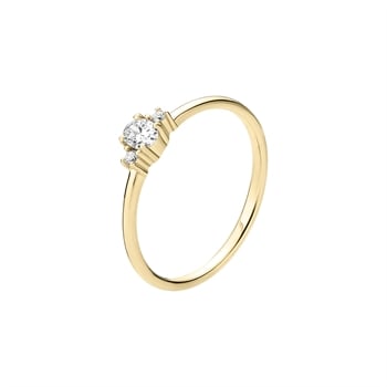 Elegant guldring med central diamant i prongs og to mindre sten på hver side. Glat, poleret bånd.