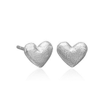 Bedårene matteret hjerte øreringe i sølv fra Blicher Fuglsang