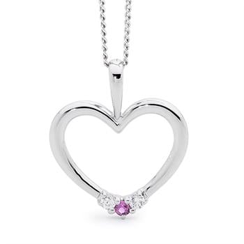 Enkelt hjerte vedhæng med to hvide og en pink zirkonia fra Bee Jewelry