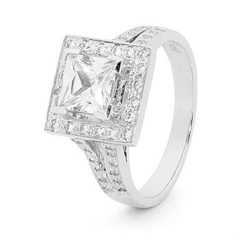 Elegant ring i sterling sølv med imponerende firkantet zirkonia omkranset med mindre zirkonia. fra Bee Jewelry
