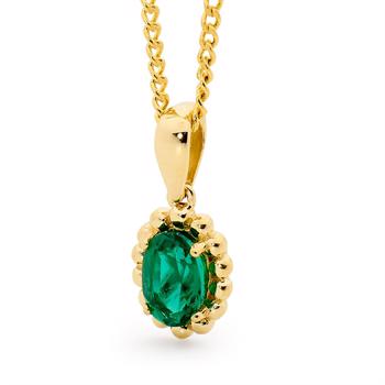 Elegant vedhæng i 9 kt guld med smuk grøn oval smaragd med små guldkugler omkring. Leveres med 45 cm forgyldt kæde fra Bee Jewellery