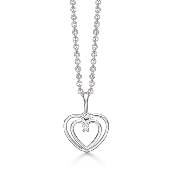 Smukt hjerte vedhæng i 14 kt hvidguld med en diamant i midten fra Støvring Design