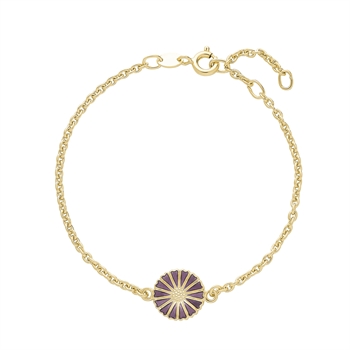 Armbånd med lilla blomsterdesign og gylden midte, enkel kæde med led og spænde til lukning.