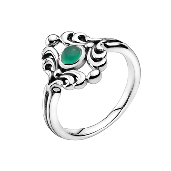 Smuk, snirklet ring i oxyderet sølv med en grøn agat i midten fra Lund Copenhagen