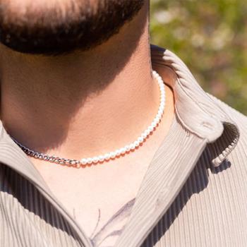halv panser halskæde i rustfrit stål og halv perlehalskæde til mænd fra by billgren, på model for størrelse