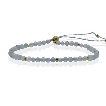 Smukt armbånd af aquamarin med guldfarvede perler og lås fra Risvig Jewelry