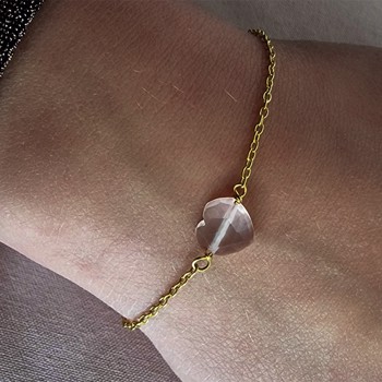 Smukt forgyldt sølv armbånd med facetteret rosa kvarts hjerte fra Risvig Jewelry