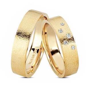 Hammerslåede 8 karat Vielsesringe med 0,07 ct diamanter i stjerne drys