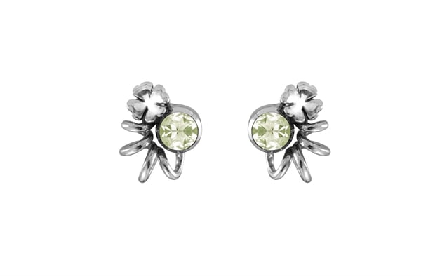 Øreringe med grønne prasiolit-sten og metalblomst-design, ligner blomsterblade.