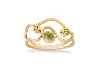 Guld ring med bølgeformet dobbelt bånd og tre grønne sten, hvoraf den midterste er størst.