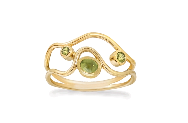 Guld ring med bølgeformet dobbelt bånd og tre grønne sten, hvoraf den midterste er størst.