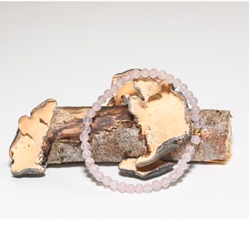 Smukt armbånd med 6 mm sten af Rosakvarts og mindre guldkugler. fra ByRisvig
