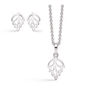 Støvring Design's Smukt smykkesæt med blade. Vedhæng i kæde og elegante ørestikker. Vedhæng måler 12 x 9 mm og ørestikker  10 x 7 mm